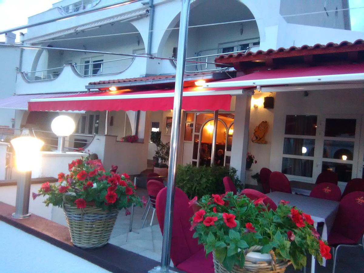 Garfild Guest House Novi Vinodolski Exteriör bild
