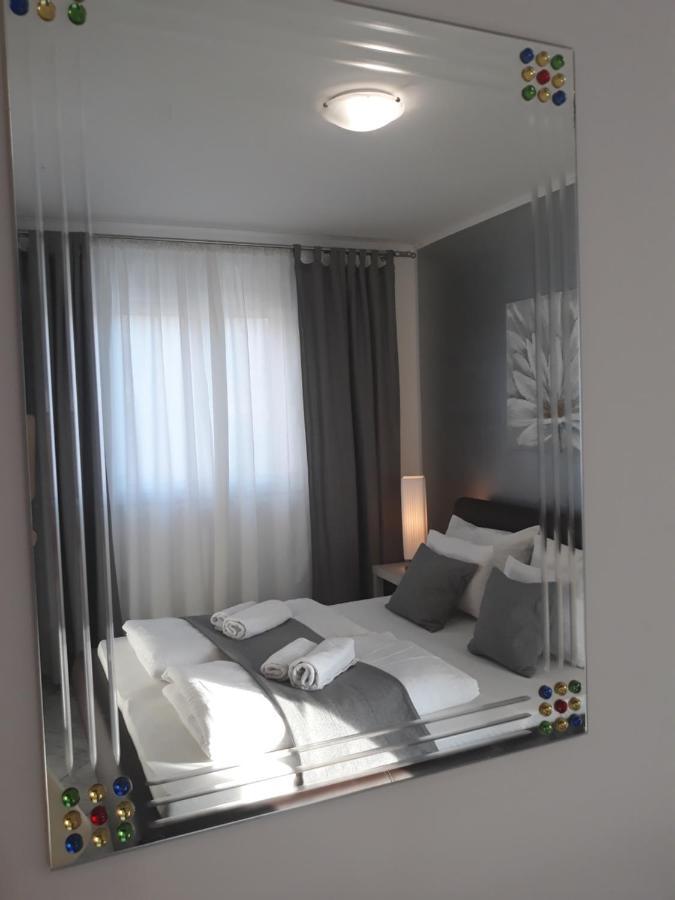 Garfild Guest House Novi Vinodolski Rum bild